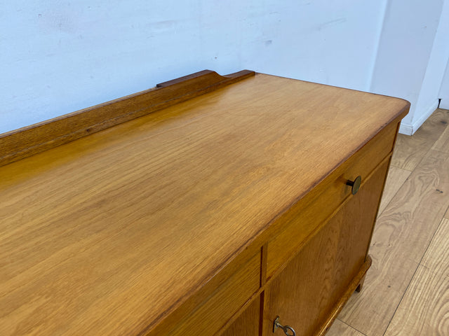 WMK I Formschönes Mid-Century Sideboard , Vollholz in Eiche, mit Schubladen