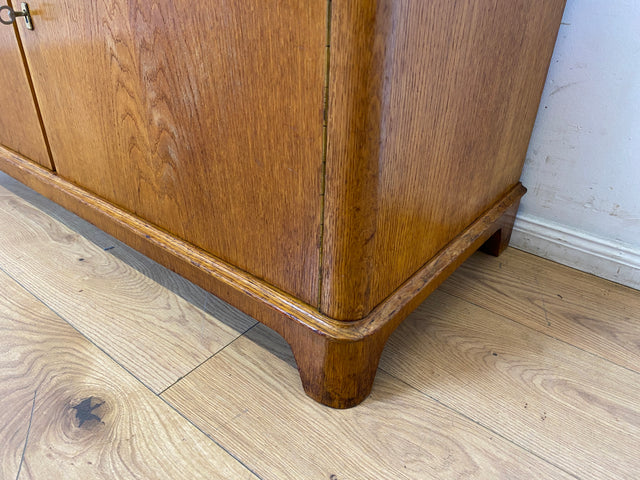 WMK I Formschönes Mid-Century Sideboard , Vollholz in Eiche, mit Schubladen
