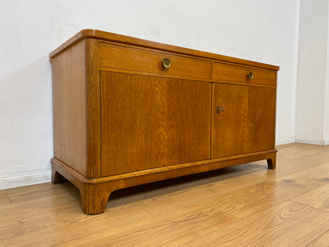 WMK I Formschönes Mid-Century Sideboard , Vollholz in Eiche, mit Schubladen