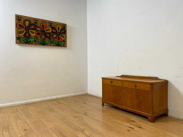 WMK I Formschönes Mid-Century Sideboard , Vollholz in Eiche, mit Schubladen