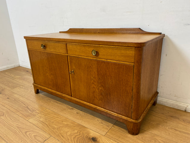 WMK I Formschönes Mid-Century Sideboard , Vollholz in Eiche, mit Schubladen