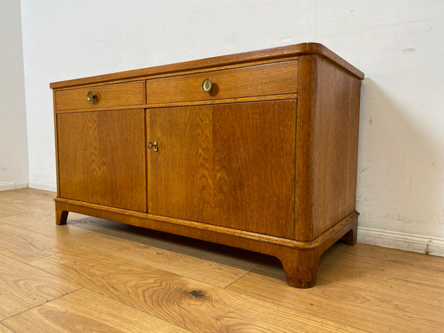 WMK I Formschönes Mid-Century Sideboard , Vollholz in Eiche, mit Schubladen