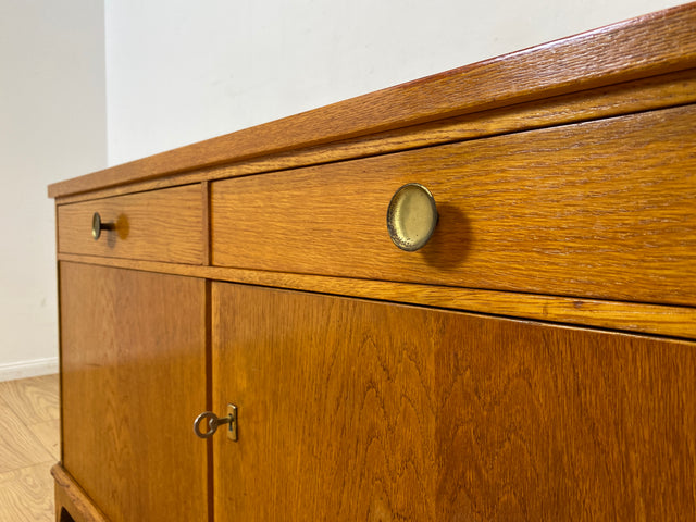 WMK I Formschönes Mid-Century Sideboard , Vollholz in Eiche, mit Schubladen