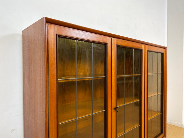 WMK I Stilvolle Mid-Century Vitrine in Teakholz mit Sprossentüren & Ornamentglas