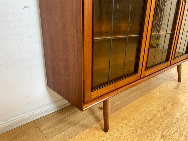 WMK I Stilvolle Mid-Century Vitrine in Teakholz mit Sprossentüren & Ornamentglas
