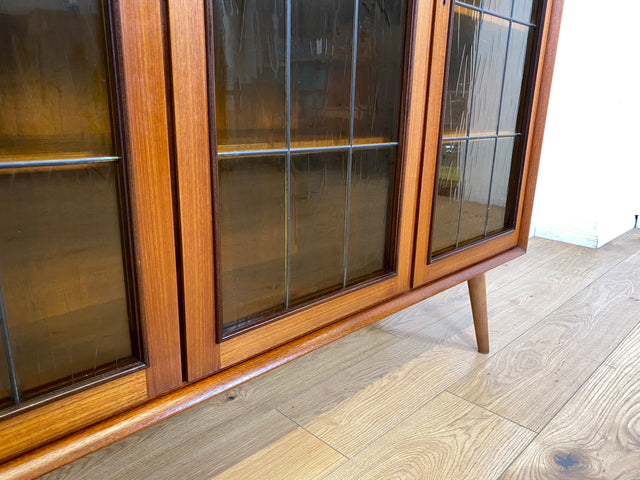 WMK I Stilvolle Mid-Century Vitrine in Teakholz mit Sprossentüren & Ornamentglas