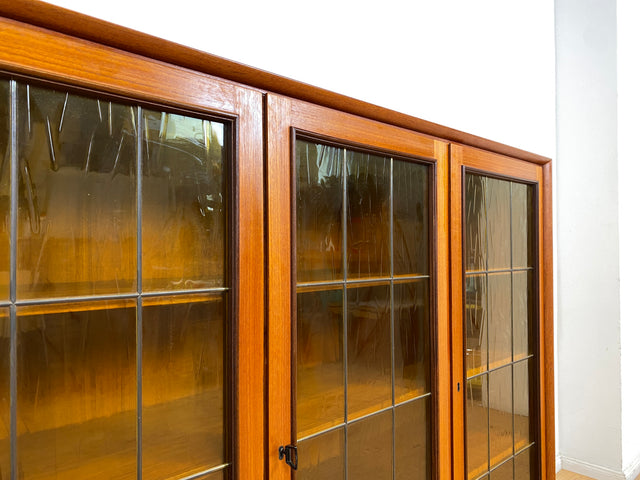 WMK I Stilvolle Mid-Century Vitrine in Teakholz mit Sprossentüren & Ornamentglas