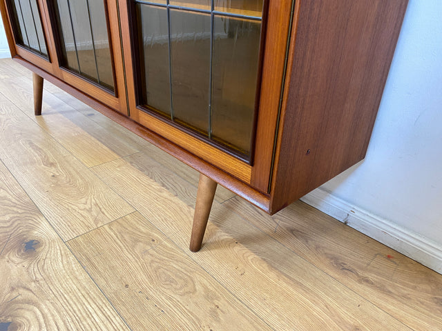 WMK I Stilvolle Mid-Century Vitrine in Teakholz mit Sprossentüren & Ornamentglas