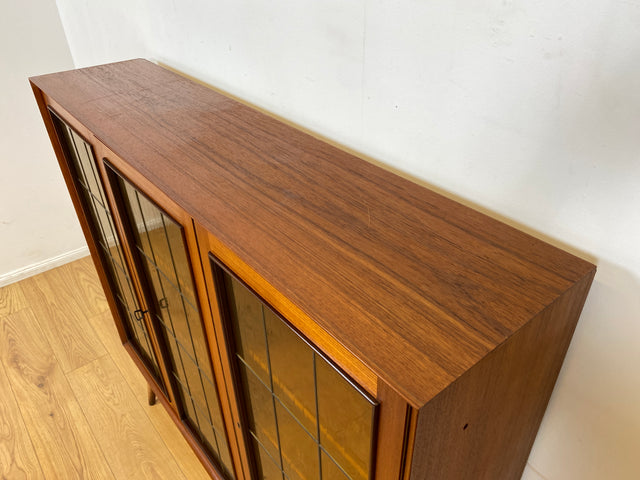 WMK I Stilvolle Mid-Century Vitrine in Teakholz mit Sprossentüren & Ornamentglas