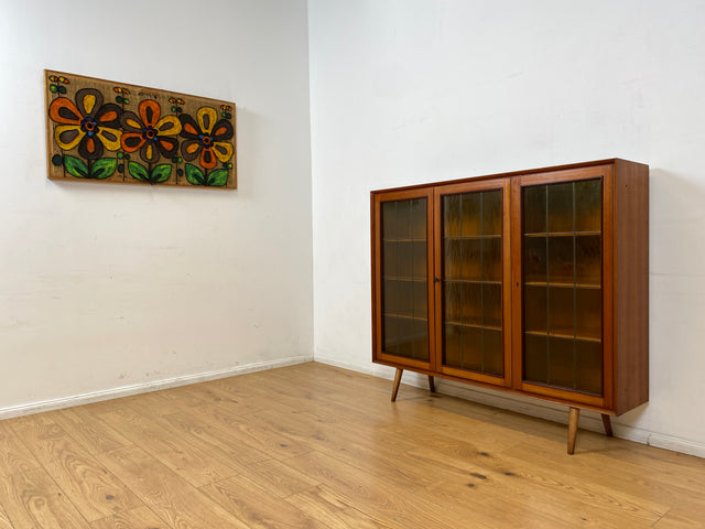 WMK I Stilvolle Mid-Century Vitrine in Teakholz mit Sprossentüren & Ornamentglas