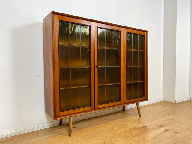 WMK I Stilvolle Mid-Century Vitrine in Teakholz mit Sprossentüren & Ornamentglas