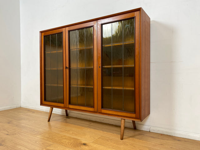 WMK I Stilvolle Mid-Century Vitrine in Teakholz mit Sprossentüren & Ornamentglas
