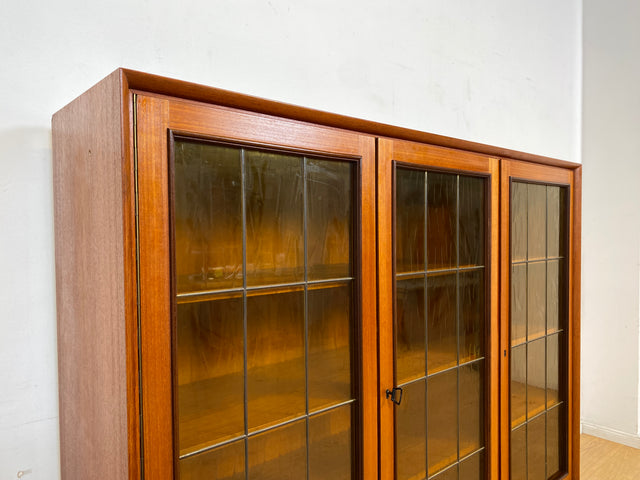 WMK I Stilvolle Mid-Century Vitrine in Teakholz mit Sprossentüren & Ornamentglas