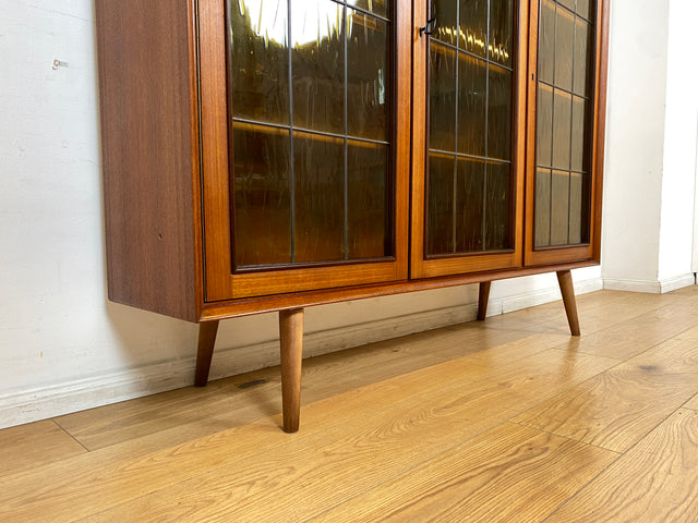 WMK I Stilvolle Mid-Century Vitrine in Teakholz mit Sprossentüren & Ornamentglas