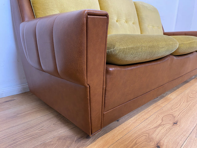 WMK I Retro pur! I Schönes und gemütliches Space Age Sofa auf Kugelrollen in senffarbigem Stoffbezug & Kunstleder