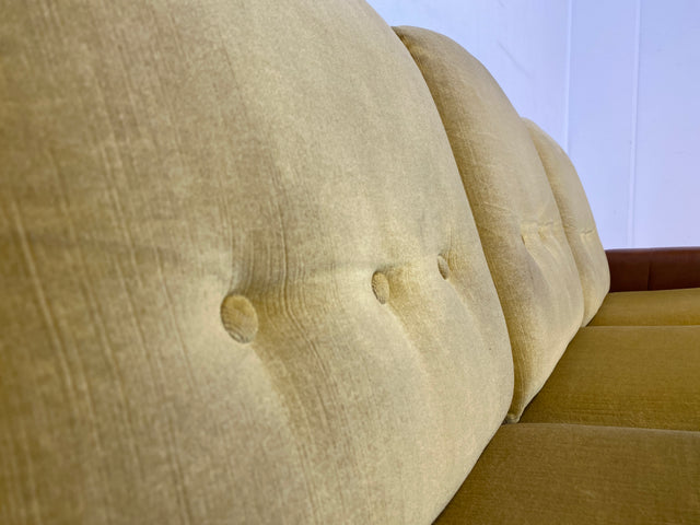 WMK I Retro pur! I Schönes und gemütliches Space Age Sofa auf Kugelrollen in senffarbigem Stoffbezug & Kunstleder
