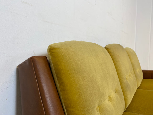 WMK I Retro pur! I Schönes und gemütliches Space Age Sofa auf Kugelrollen in senffarbigem Stoffbezug & Kunstleder