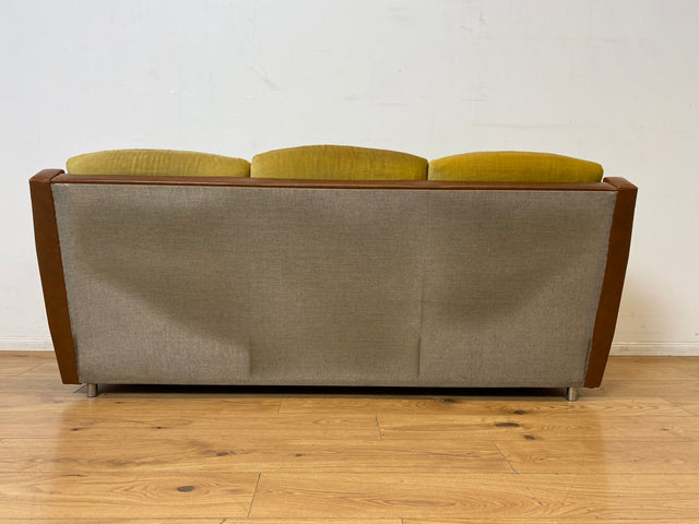 WMK I Retro pur! I Schönes und gemütliches Space Age Sofa auf Kugelrollen in senffarbigem Stoffbezug & Kunstleder