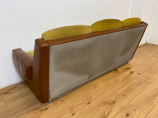 WMK I Retro pur! I Schönes und gemütliches Space Age Sofa auf Kugelrollen in senffarbigem Stoffbezug & Kunstleder