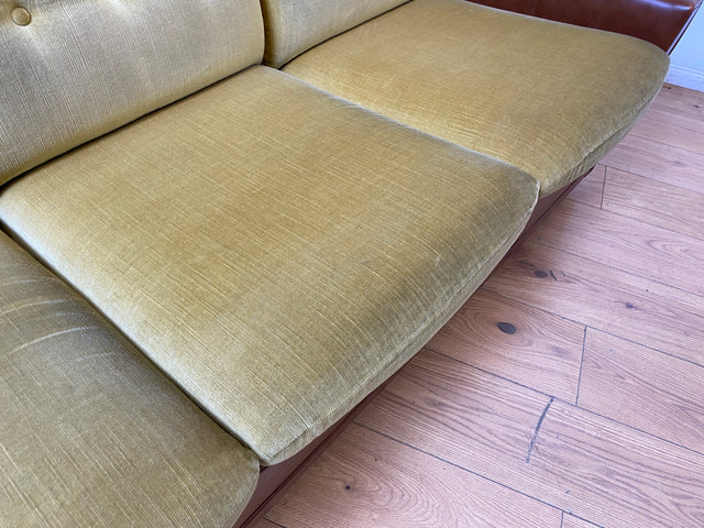 WMK I Retro pur! I Schönes und gemütliches Space Age Sofa auf Kugelrollen in senffarbigem Stoffbezug & Kunstleder