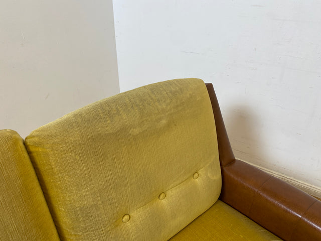 WMK I Retro pur! I Schönes und gemütliches Space Age Sofa auf Kugelrollen in senffarbigem Stoffbezug & Kunstleder