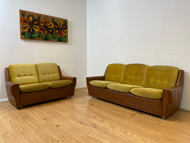 WMK I Retro pur! I Schönes und gemütliches Space Age Sofa auf Kugelrollen in senffarbigem Stoffbezug & Kunstleder
