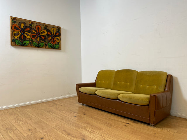 WMK I Retro pur! I Schönes und gemütliches Space Age Sofa auf Kugelrollen in senffarbigem Stoffbezug & Kunstleder