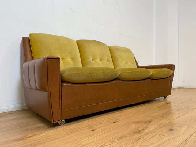 WMK I Retro pur! I Schönes und gemütliches Space Age Sofa auf Kugelrollen in senffarbigem Stoffbezug & Kunstleder