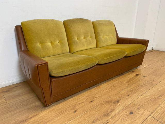 WMK I Retro pur! I Schönes und gemütliches Space Age Sofa auf Kugelrollen in senffarbigem Stoffbezug & Kunstleder
