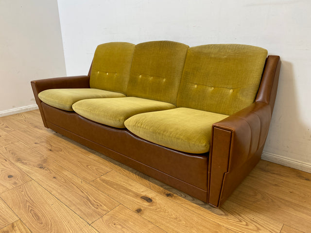 WMK I Retro pur! I Schönes und gemütliches Space Age Sofa auf Kugelrollen in senffarbigem Stoffbezug & Kunstleder