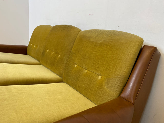 WMK I Retro pur! I Schönes und gemütliches Space Age Sofa auf Kugelrollen in senffarbigem Stoffbezug & Kunstleder