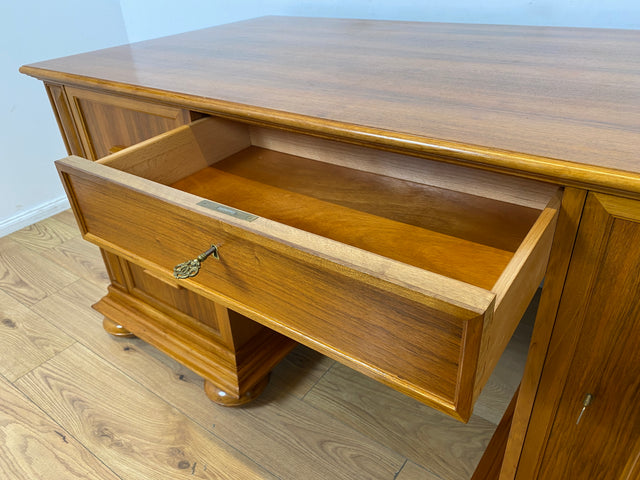 WMK I Hochwertiger Vintage 2-Personen Schreibtisch im Antiken Stil in Nussbaum