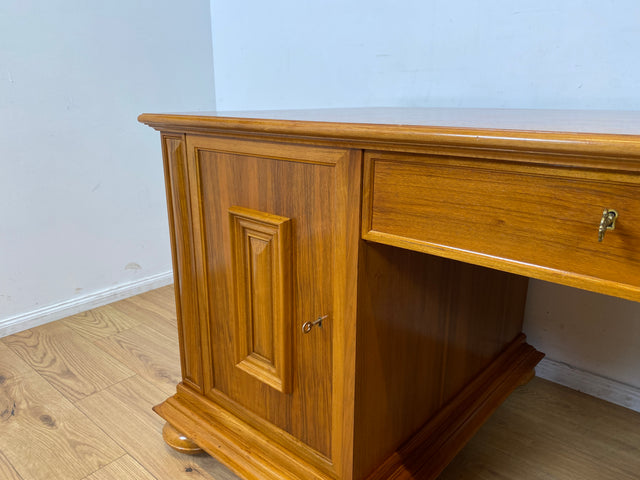 WMK I Hochwertiger Vintage 2-Personen Schreibtisch im Antiken Stil in Nussbaum
