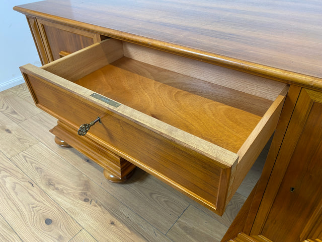 WMK I Hochwertiger Vintage 2-Personen Schreibtisch im Antiken Stil in Nussbaum