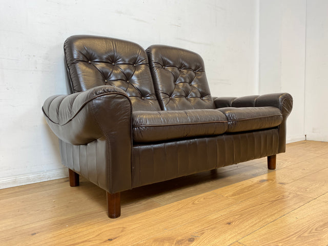 WMK I Schönes und sehr gemütliches Vintage 2er Sofa mit gestepptem Echtleder Bezug und charaktervoller Patina