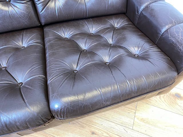 WMK I Schönes und sehr gemütliches Vintage 2er Sofa mit gestepptem Echtleder Bezug und charaktervoller Patina