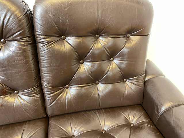 WMK I Schönes und sehr gemütliches Vintage 2er Sofa mit gestepptem Echtleder Bezug und charaktervoller Patina