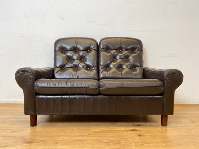 WMK I Schönes und sehr gemütliches Vintage 2er Sofa mit gestepptem Echtleder Bezug und charaktervoller Patina