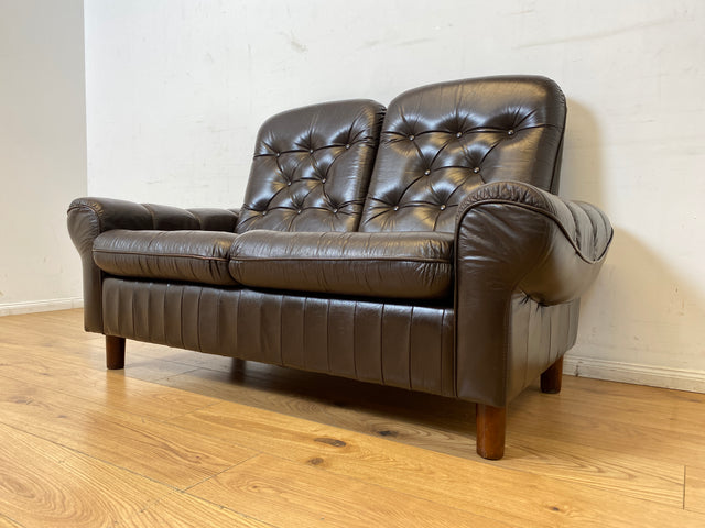 WMK I Schönes und sehr gemütliches Vintage 2er Sofa mit gestepptem Echtleder Bezug und charaktervoller Patina