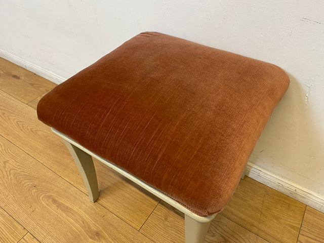 WMK I 1/2 Sehr schöner weißer 60er Jahre Hocker mit altrosa Originalbezug und bequemen Federkern