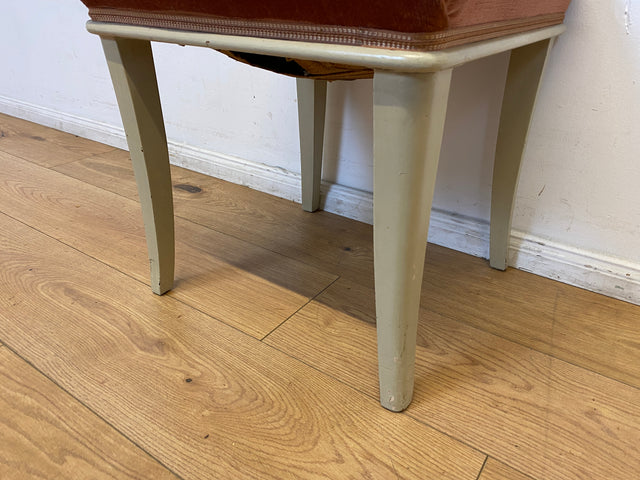 WMK I 1/2 Sehr schöner weißer 60er Jahre Hocker mit altrosa Originalbezug und bequemen Federkern