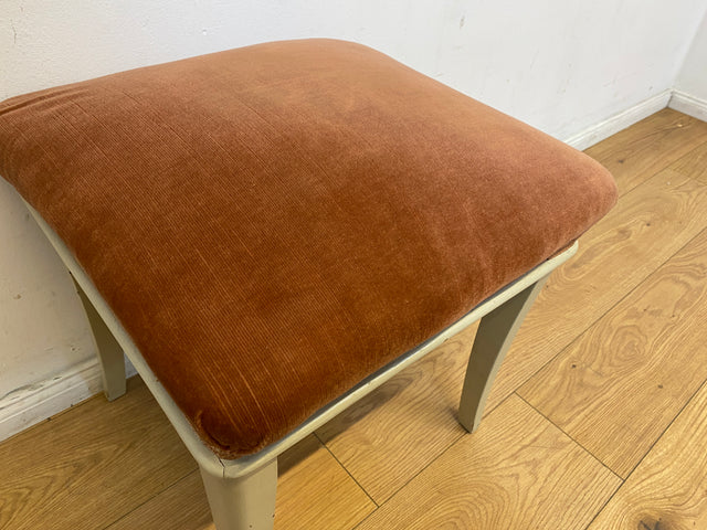 WMK I 1/2 Sehr schöner weißer 60er Jahre Hocker mit altrosa Originalbezug und bequemen Federkern