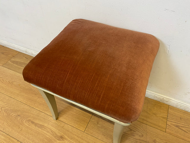 WMK I 1/2 Sehr schöner weißer 60er Jahre Hocker mit altrosa Originalbezug und bequemen Federkern