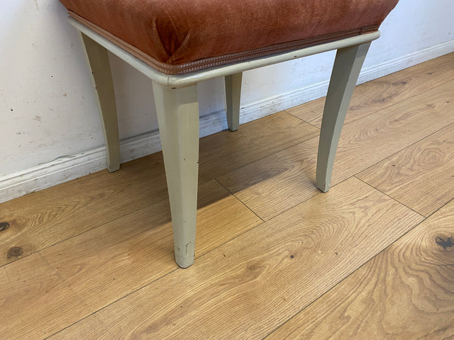 WMK I 1/2 Sehr schöner weißer 60er Jahre Hocker mit altrosa Originalbezug und bequemen Federkern