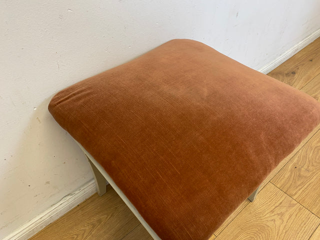 WMK I 1/2 Sehr schöner weißer 60er Jahre Hocker mit altrosa Originalbezug und bequemen Federkern