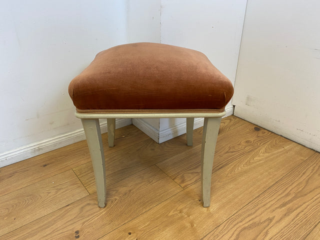 WMK I 1/2 Sehr schöner weißer 60er Jahre Hocker mit altrosa Originalbezug und bequemen Federkern