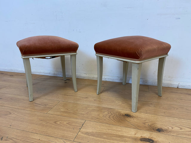 WMK I 1/2 Sehr schöner weißer 60er Jahre Hocker mit altrosa Originalbezug und bequemen Federkern