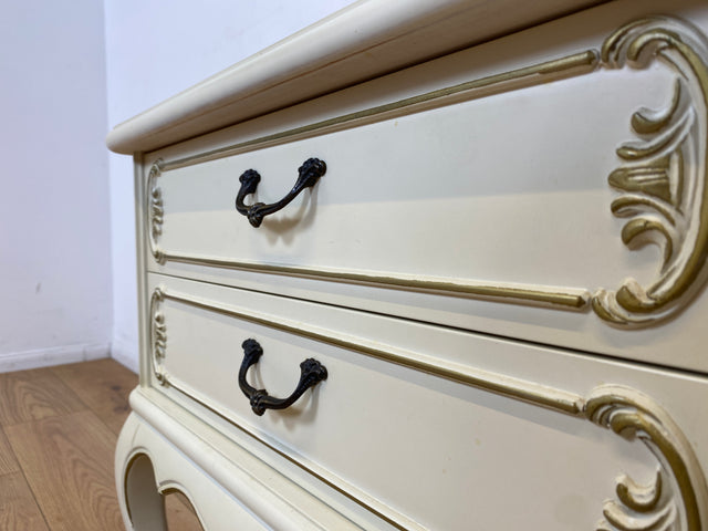 WMK I Sehr eleganter weißer Chippendale Nachttisch mit Schubladen und Messinggriffen