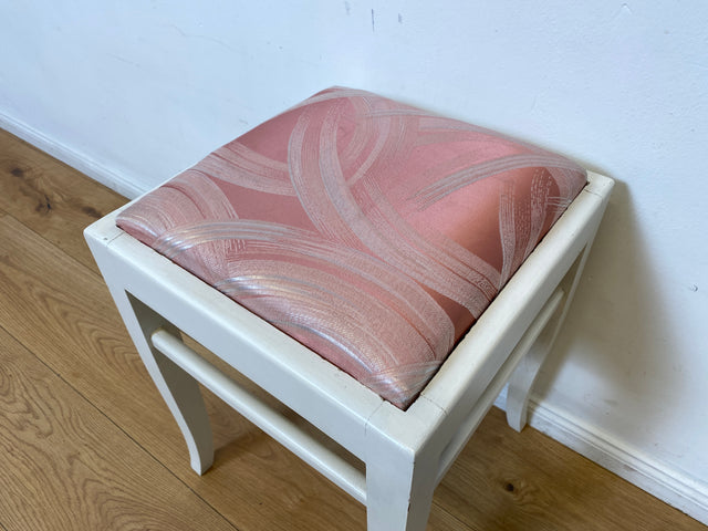 WMK I Versand möglich I 1/2 Schöner weißer Mid-Century Sitzhocker mit gepolstertem Sitz in Rosa