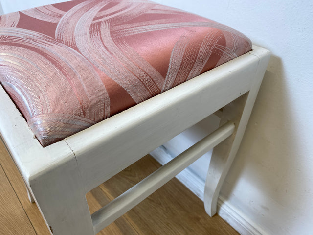 WMK I Versand möglich I 1/2 Schöner weißer Mid-Century Sitzhocker mit gepolstertem Sitz in Rosa
